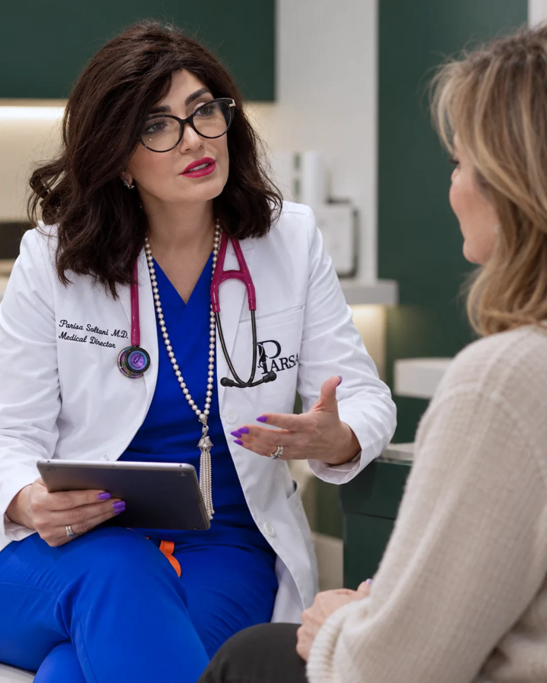 Chronic pain management graphic featuring Dr. Parisa Soltani beside an illustration of a knee